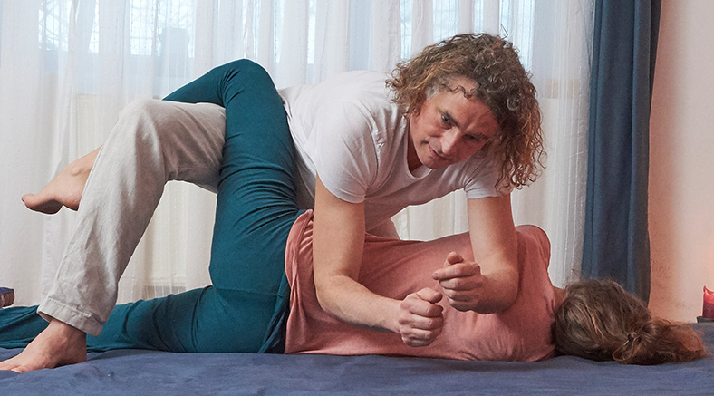 Thai Yoga Massage Behandlung – Rückenarbeit